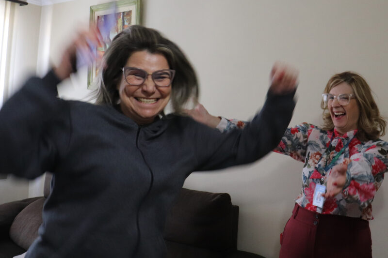 De desconfiança  alegria: zeladora recebe prêmio de R$ 100 mil do Nota Paraná em casa