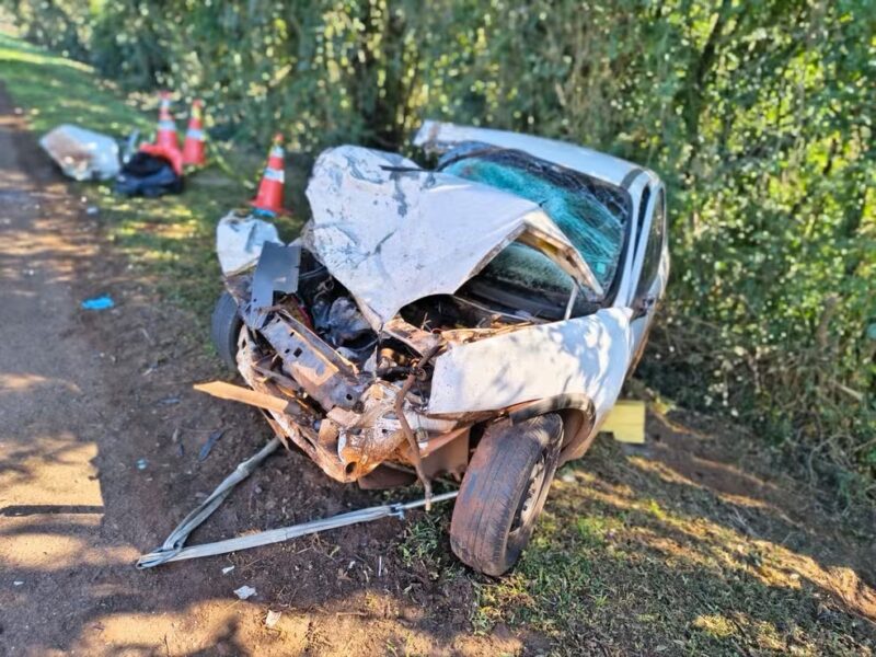 BR 277 – Duas pessoas morrem após carro bater de frente com ônibus