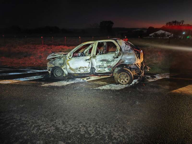 Trânsito – Carro pega fogo na PR 495 entre Entre Rios do Oeste e Santa Helena