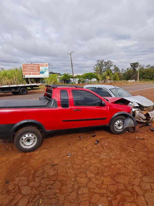Missal – Três pessoas ficam feridas em batida entre Ford Ka e Fiat Strada na PR 495