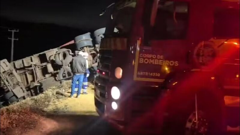 Trânsito – Cinco pessoas da mesma família morrem após carro ser atingido por caminhão e cair em ribanceira no Paraná