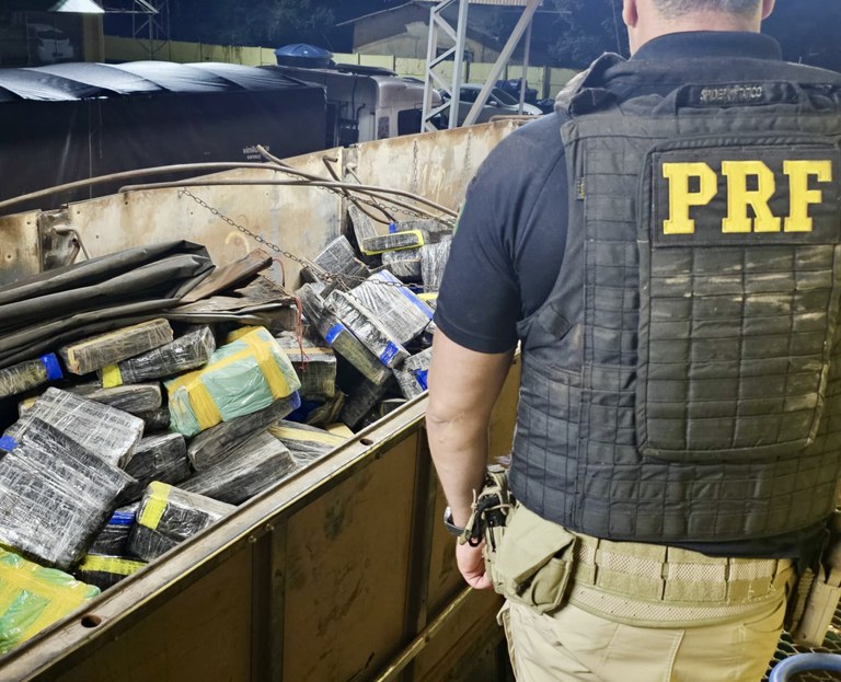 Guaíra – PRF apreende quase 9 toneladas de maconha em caminhão carregado com milho