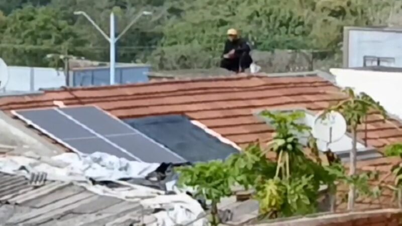Toledo – Homem sobe em telhado após GM pedir que ele se retire de terreno invadido