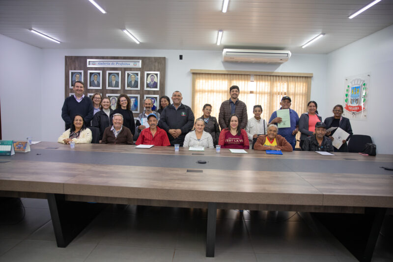Guaíra – Município formaliza entrega de matrículas de imóveis a moradores antigos