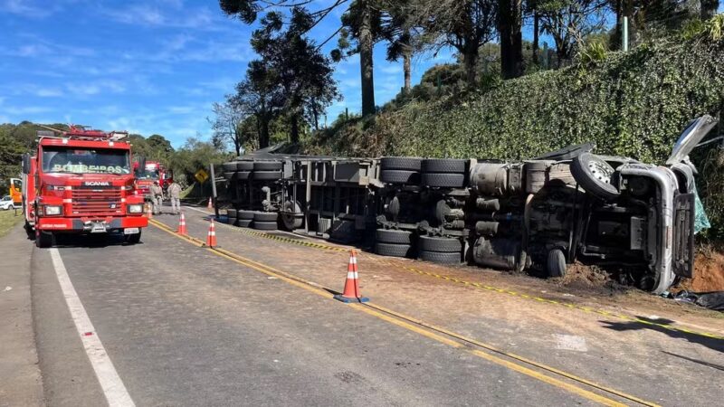Trânsito – Pai e duas crianças morrem após carreta tombar no RS
