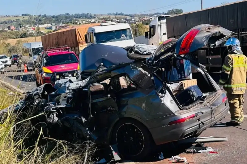 PR 323 – Batida entre carro e caminhão resulta em óbito de condutor