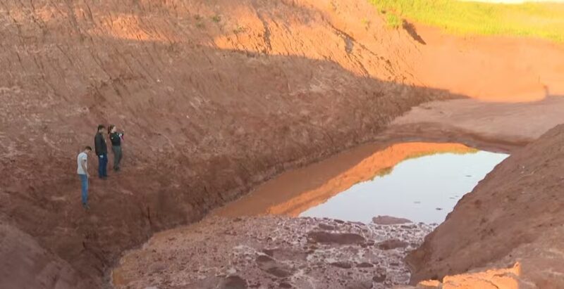 Paraná – Criança de 3 anos é encontrada morta em buraco com lama perto de casa