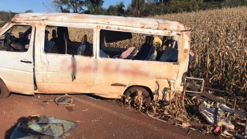 Marechal – Homem morre e sete ficam feridos após capotamento de van