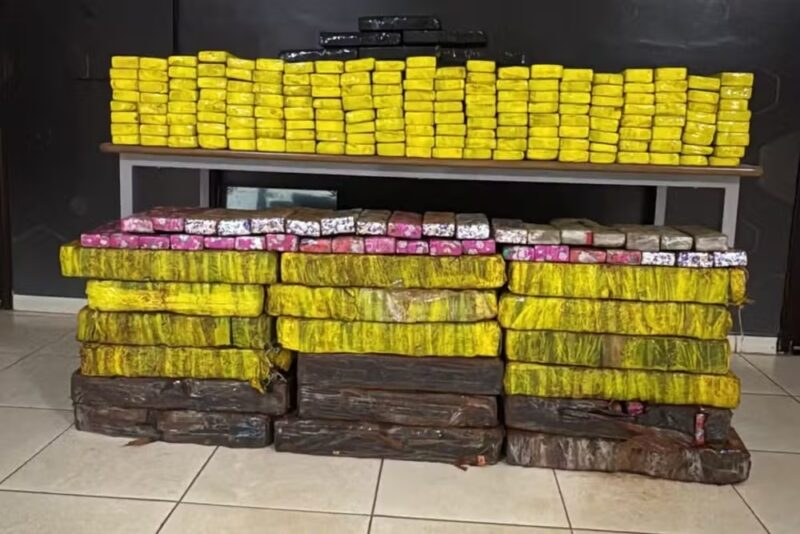 Segurança – Casal capota carro, foge e polícia encontra quase 350 quilos de maconha dentro do veículo no Paraná