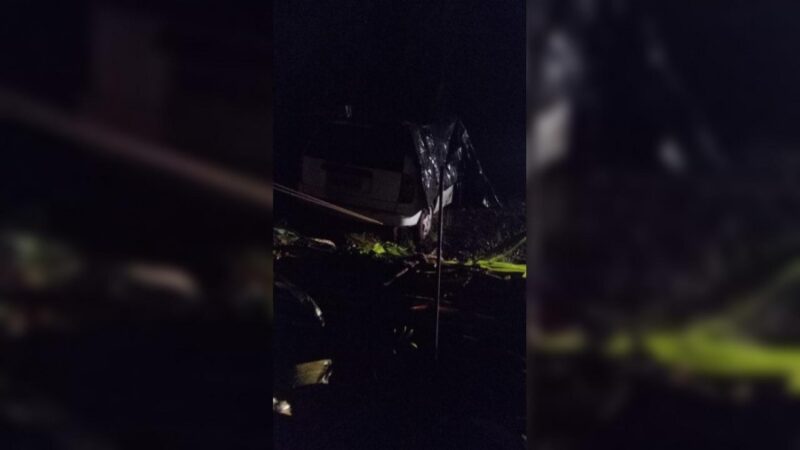 Trânsito – Carro cai de ponte no PR, vizinhos retiram automóvel da água com trator, mas motorista morre