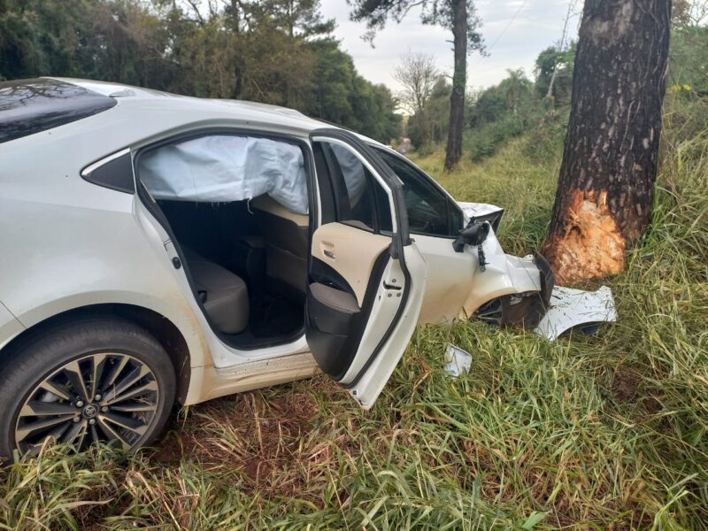 PR 180 – Motorista tenta pegar chocolate caído e carro bate em árvore