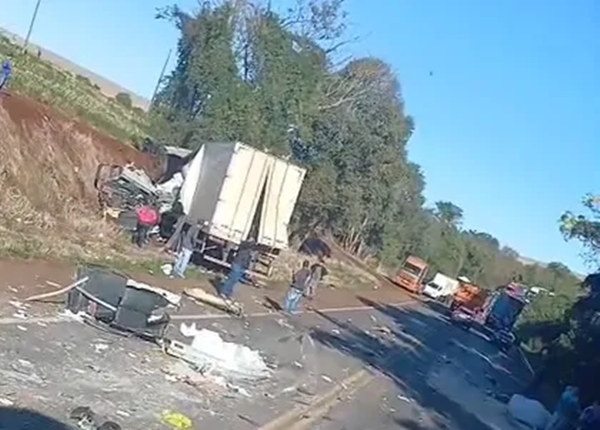 BR 369 – Batida entre cinco veículos interdita e deixa uma pessoa em estado grave