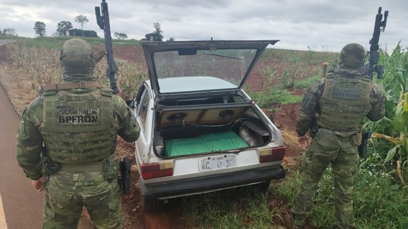 Guaíra – BPFron e PF apreendem veículo carregado com 250 pacotes de cigarros