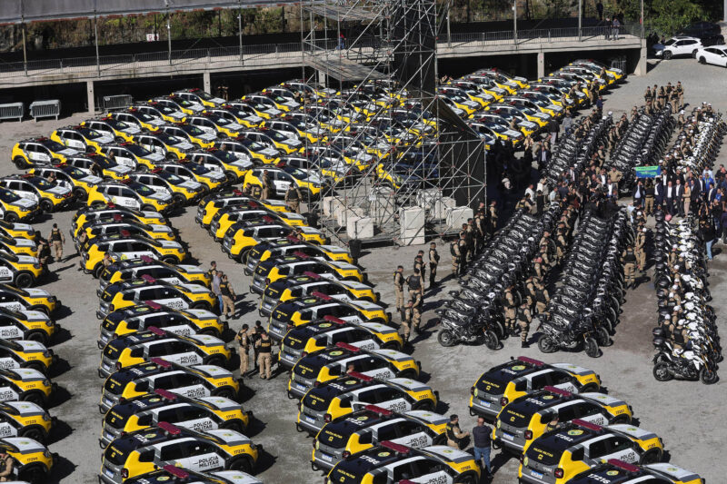 Investimento de R$ 63 milhões: Ratinho Junior entrega 431 motos e viaturas para a PMPR