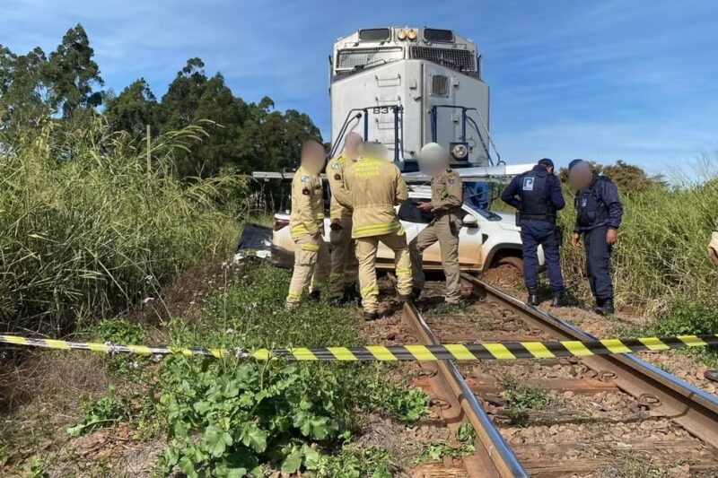 Trânsito – Pai morre e filha fica ferida ao terem carro atingido e arrastado por trem no Paraná