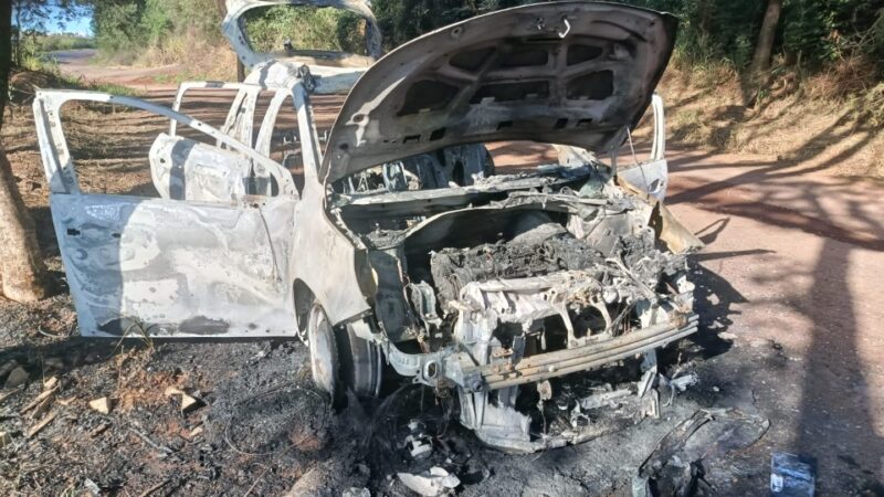 Toledo – Carro pega fogo e fica destruído na PR 317