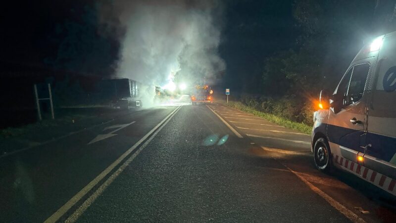 BR 277 – Carreta carregada com 35 toneladas de soja pega fogo