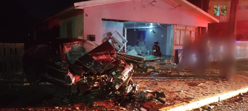 Marechal – Condutor colide veículo contra igreja após perseguição policial