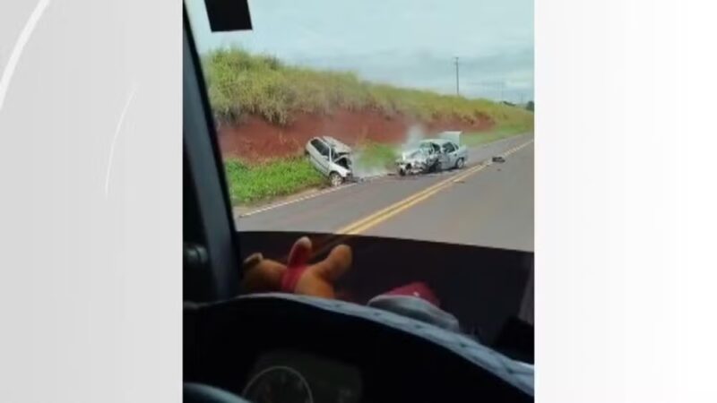 Trânsito – Dois homens morrem após carros baterem de frente em rodovia do Paraná