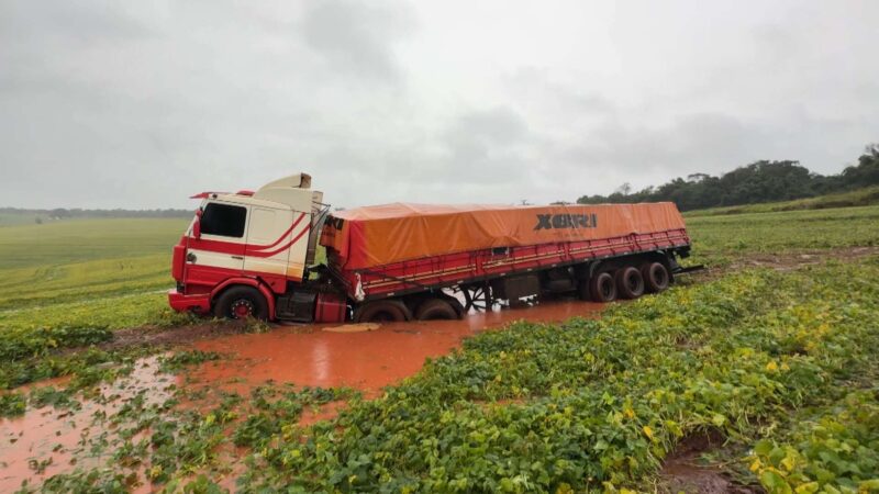 BR 277 – Caminhoneiro passa mais de uma semana morando dentro do veículo após acidente