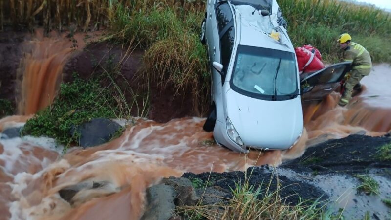 Região – Família é resgatada após carro capotar e cair em córrego na PR 497