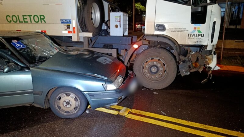 Toledo – Batida entre caminhão da coleta seletiva e carro deixa duas mulheres feridas