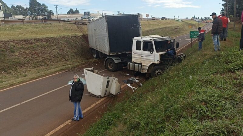 Cascavel – Caminhão salta da BR-277 para marginal, bate contra barranco e pai e filho ficam feridos