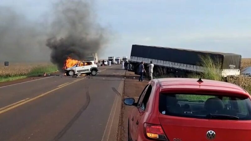 Trânsito – Três pessoas morrem em engavetamento no interior do PR