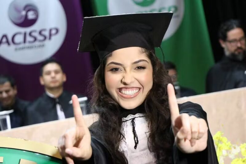 Educação – Aluna se forma sozinha após ser a única a ‘passar direto’ em todas as matérias da faculdade