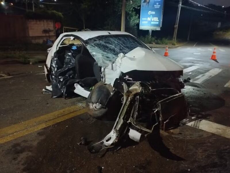 Cascavel – Um morre e três ficam gravemente feridos após motorista perder controle e bater carro contra muro