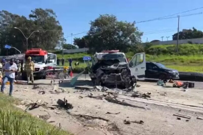 Trânsito – Uma pessoa morre e outras sete ficam feridas após ambulância em que elas estavam ser atingida por caminhão em rodovia do Paraná