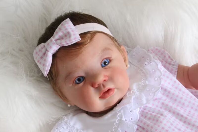 SC – Mulher leva bebê reborn da filha de 4 anos para tomar vacina em posto de saúde