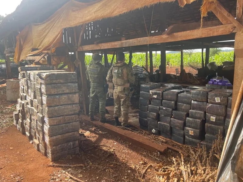 Santa Helena – Polícia apreende quase três toneladas de maconha em propriedade rural