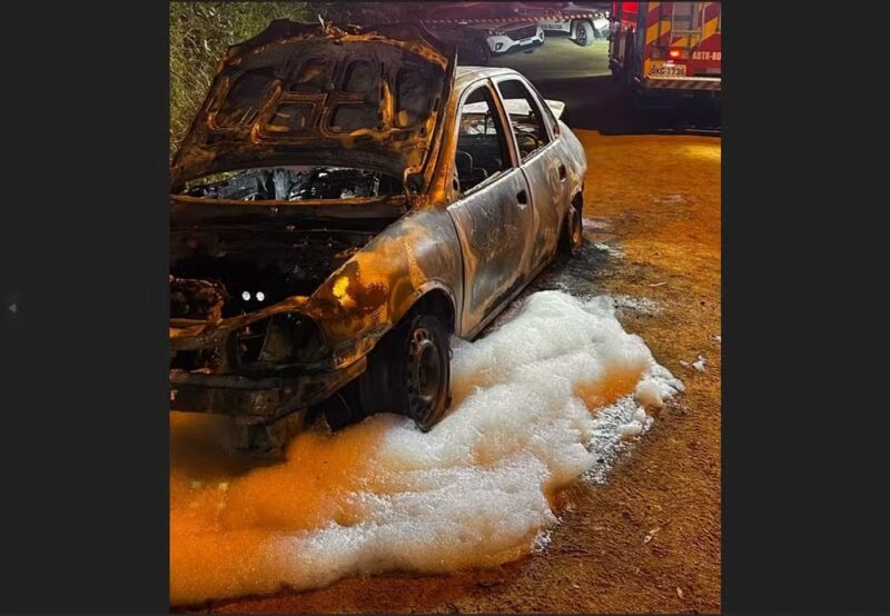 SC – Quatro corpos carbonizados são encontrados em carro em chamas; morador relata grito e explosão