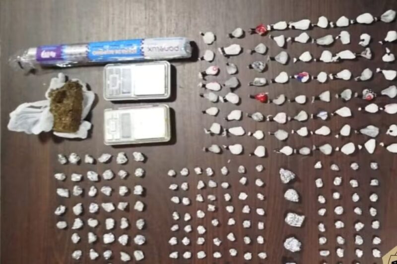 Umuarama – Homem foge com filho de 2 meses durante buscas por tráfico de drogas e deixa companheira ser presa sozinha