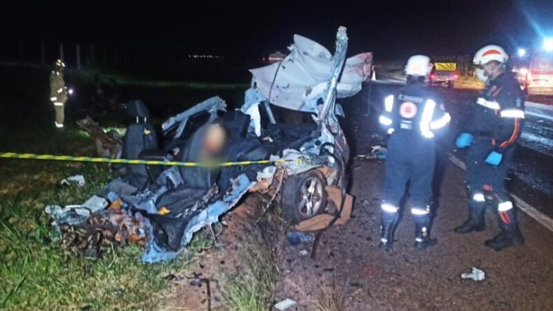 Toledo – Batida entre carro e carreta deixa jovem morto na PR 182