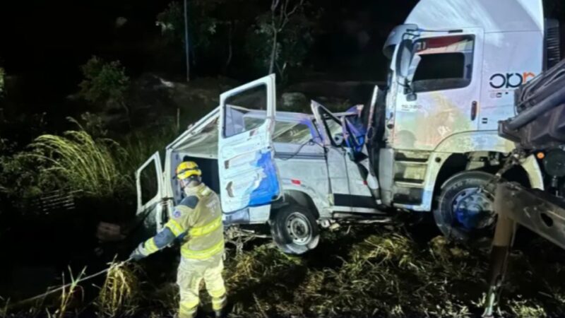 MG – Grave acidente entre van e carreta deixa nove mortos na BR 251