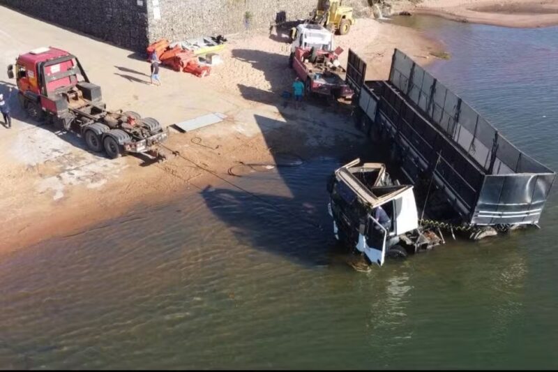 Trânsito – Carreta que caiu no rio Paraná com 39 toneladas de fertilizante é retirada após ficar mais de 80 horas submersa