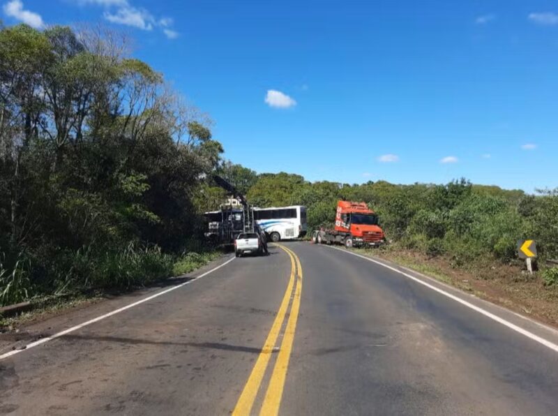 RS – Quatro jovens morrem após carro invadir pista contrária e bater em ônibus na ERS-404