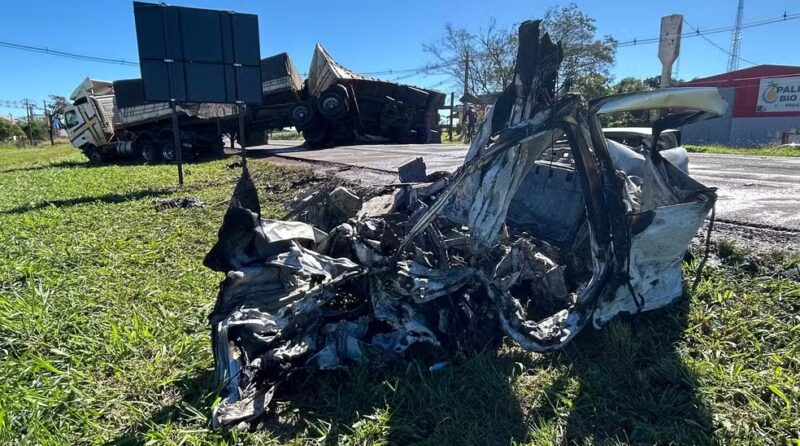 Cascavel – Motorista morre após carro bater em carreta carregada de adubo e pegar fogo
