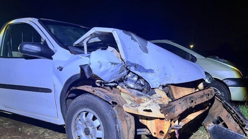 Toledo – Motorista foge após bater em carro e van estacionados