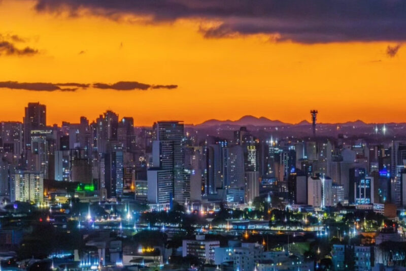 Céu laranja – Poluição impacta na luz do sol e alerta para risco de incêndios, explica o Simepar