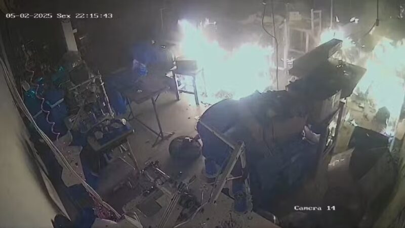 Segurança – Incêndio destrói parte de fábrica de roupas do Paraná; proprietário suspeita de ação criminosa