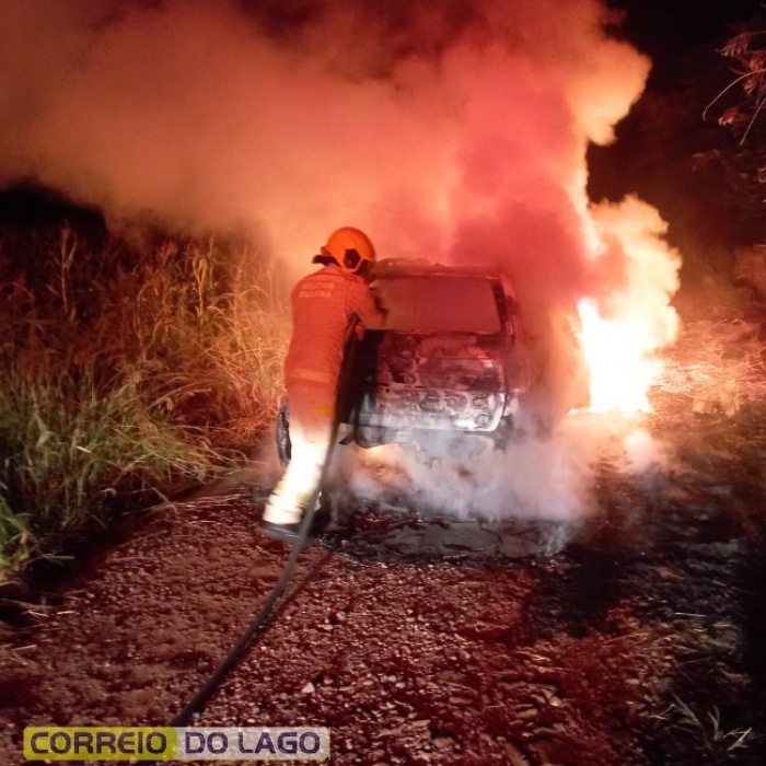 Santa Helena – Veículo é destruído por incêndio após pane elétrica