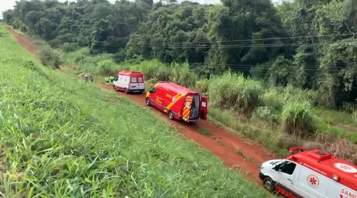 BR 277 – Carro capota e cai em barranco em Céu Azul