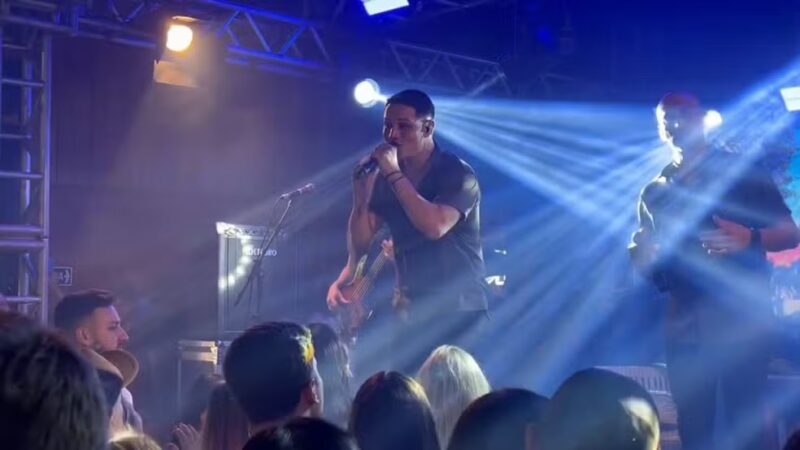 RS – Paulinho Dill, vocalista da banda Os Atuais, volta ao palco seis meses após acidente grave de carro