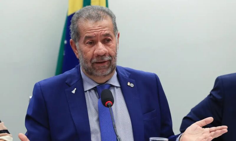 Brasília – Após fraude no INSS, Lupi pede demissão do Ministério da Previdência