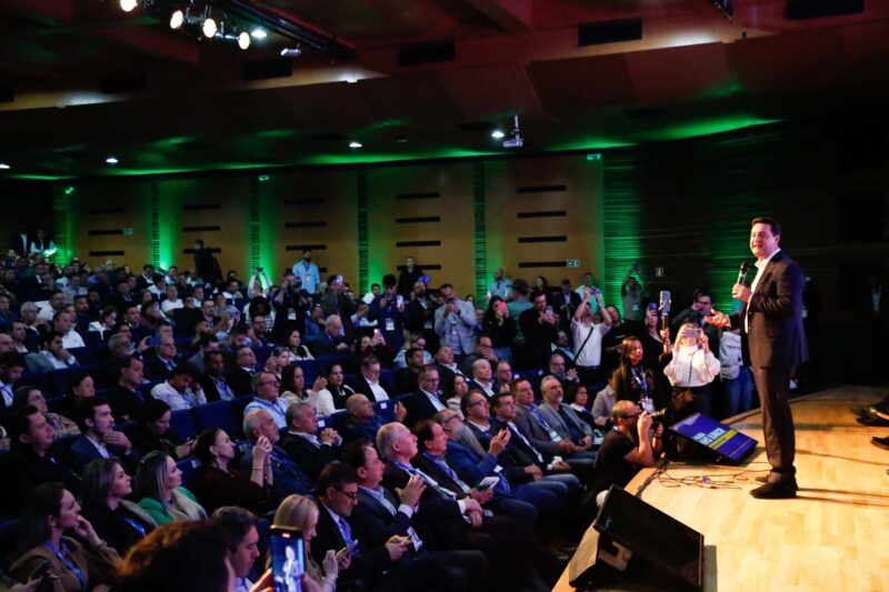 Curitiba – Governador destaca parceria com municípios na posse da nova diretoria da AMP