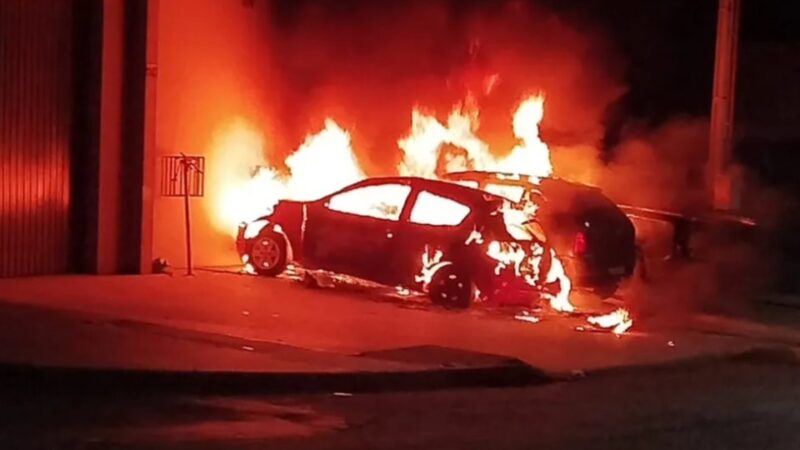 Segurança – Carros são destruídos pelo fogo em frente  oficina no Paraná