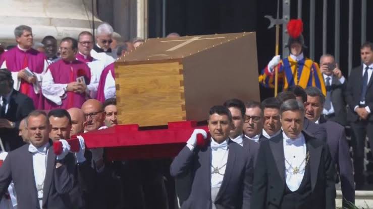 Mundo – Corpo de papa Francisco é sepultado na Basílica de Santa Maria Maior